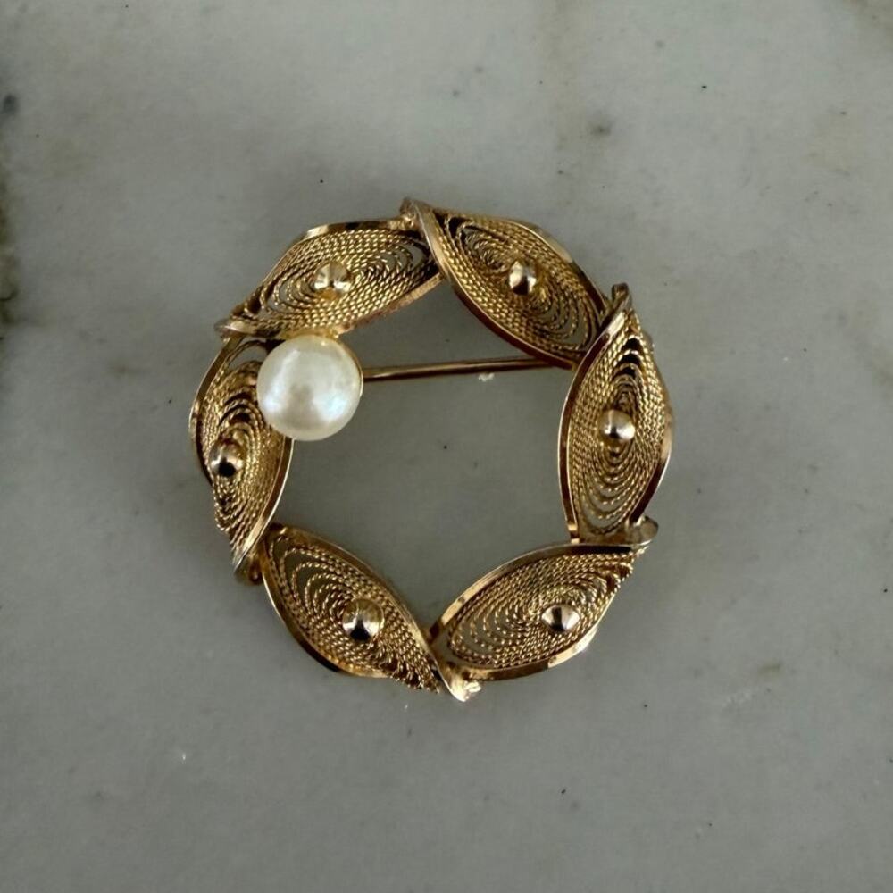 A & Z Chain Co. 12K Gold Filled Filigree Pearl Brooch Wreath Pin Mid Century VTG